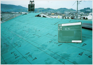 構造用合板で屋根下地を作成し、防水用ルーフィングを貼付